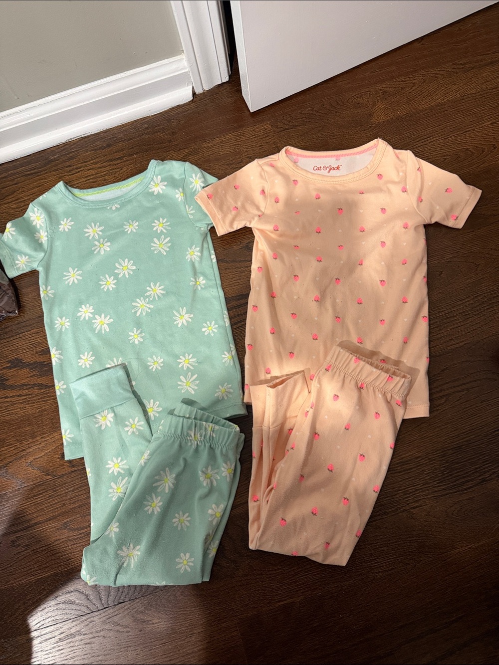 Cat & Jack Peach Strawberry & Mint Daisy Short-Sleeve Pajama Set -2T